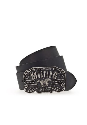 Czarny skórzany pasek z dużą srebrną klamrą z wizerunkiem galopującego konia i tekstem "Mustang True Denim Trade Mark Fine Quality."