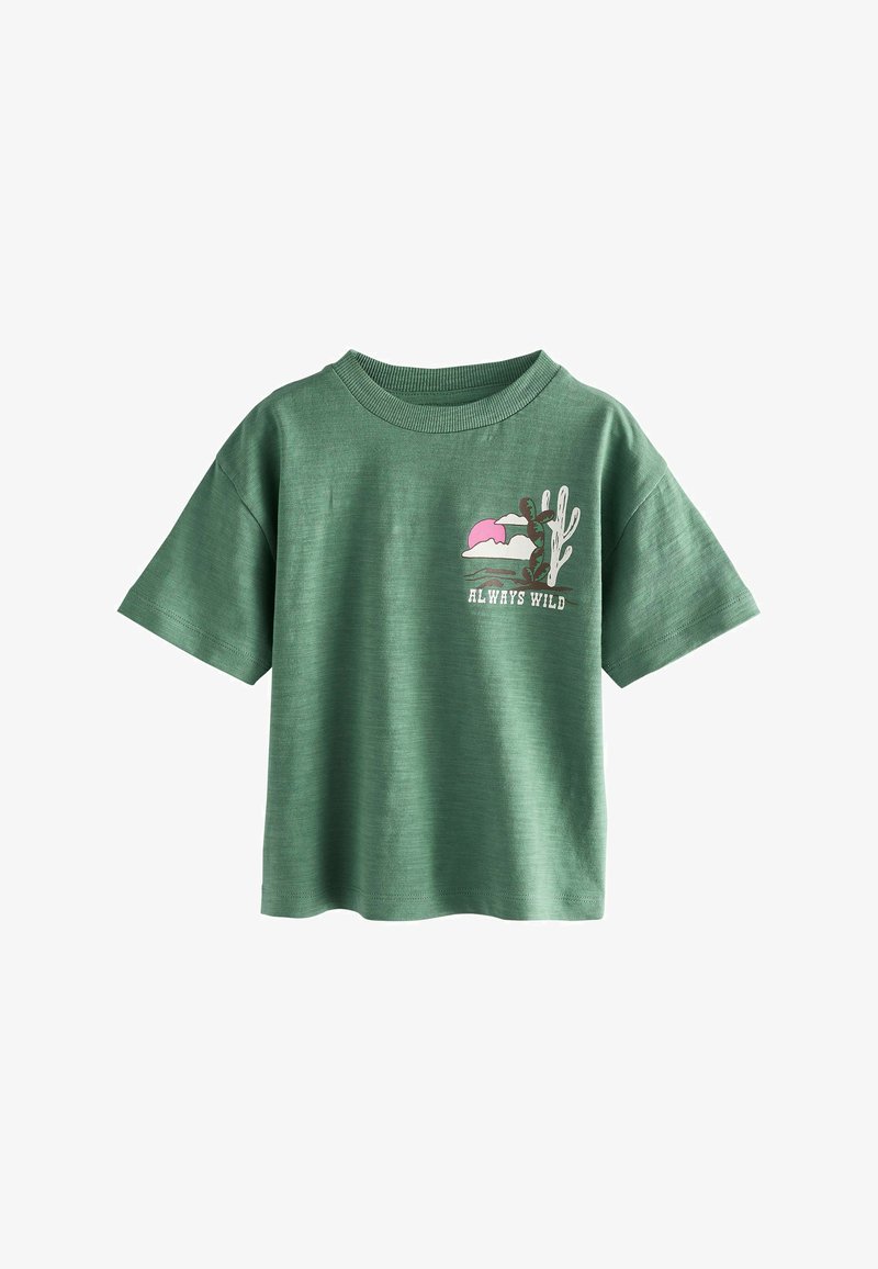 Vihreä puuvillateeppari lyhyillä hihoilla, jossa on painatus kaktuksesta ja vuorista sekä teksti "ALWAYS WILD" valkoisena.