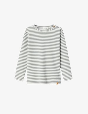 Majica dugih rukava u svijetlosivoj boji s tamnosivim horizontalnim prugama. Rebrasta tekstura, okrugli izrez i dodatak gumba na ramenu.