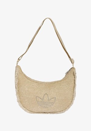 Beige skuldertaske i halvmåneform med strukturerede kanter, et logo med nitter foran og en justerbar stofrem med lynlåslukning.