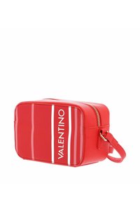 Sac rectangulaire rouge en matériau synthétique, avec des rayures verticales blanches et le logo "VALENTINO". Fermeture éclair et poignée latérale incluses.