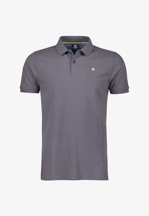 Polo gris foncé à manches courtes avec patte à deux boutons et petit logo blanc brodé sur le côté gauche de la poitrine.