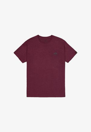 Burgundska bombažna majica s kratkimi rokavi, okroglo izrezana in z majhnim temnim logotipom na levi strani prsnega koša. Mehka tekstura in naravna kroj.