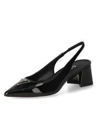 Tacchi slingback in vernice nera con punta affusolata e un'accento hardware triangolare. Presenta un tacco basso e una texture liscia.