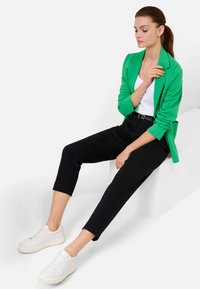 Pantalon Chino Femme BRAX Mara S - Tissu Léger D'été, Coupe Droite, Détails Repassés, Confort Stretch