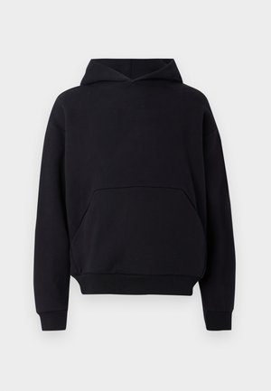 Svart hettegenser laget av bomullsblanding med frontlomme, snor i hetten og ribbestrikkede mansjetter og nederkant. Glatt tekstur, oversized passform.