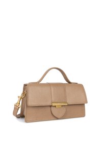 Borsa a tracolla in pelle beige testurizzata con design strutturato, manico superiore, tracolla removibile e accessori in metallo color oro.