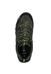 Wanderschuh in Dunkelgrün und Schwarz, mit einer strukturierten Oberfläche, neongrünen Schnürsenkeln und einem gepolsterten Innenbereich. CMP-Logo sichtbar.