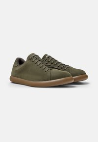 Sneaker verde oliva realizzati in morbido tessuto con punta arrotondata, dotati di lacci piatti e suola flessibile in gomma marrone.