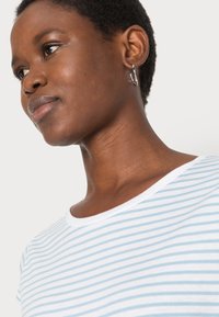 Mads Nørgaard STRIPE TEASY TEE - T-shirt estampada - white/della robia blue