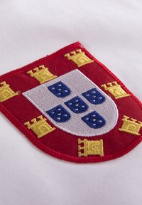 Écu rouge et or brodé présentant cinq écus bleus avec des bordures blanches et des châteaux jaunes aux coins, sur un fond blanc.