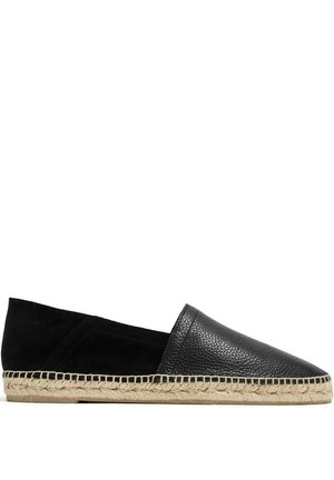 Scarpa espadrille nera senza lacci con parte frontale testurizzata, retro in suede e suola intrecciata in juta su sfondo bianco.