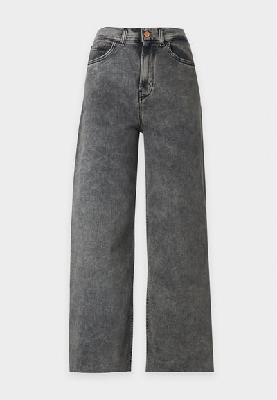 Jean taille haute à jambes larges en denim noir délavé avec poches avant et fermeture à bouton à la taille.