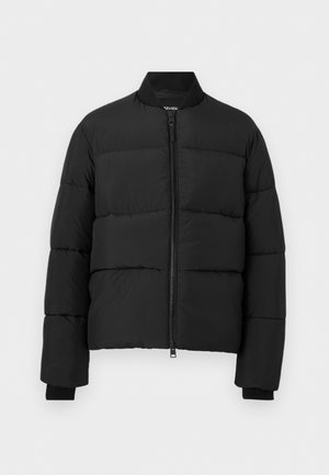 Μαύρο μπουφάν-φουσκωτό με εμπρόσθιο φερμουάρ, ψηλό γιακά, οριζόντια ραφή και μακριά μανίκια με άνετες μανσέτες.