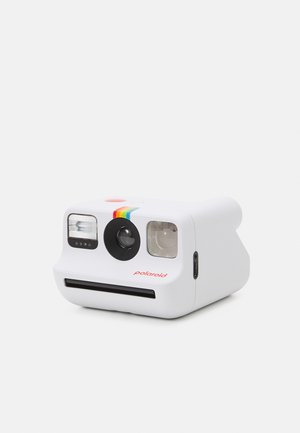 Fotocamera Polaroid bianca con striscia colorata, obiettivo rotondo, mirino e flash. Presenta uno slot per l'uscita foto e una porta di ricarica USB.