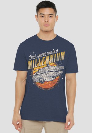 DAD ONE IN A MILLENNIUM VINTAGE - Print T-shirt - dark blue