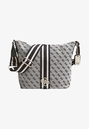 Sac à bandoulière avec motif monogramme gris, bandoulière réglable rayée noir et blanc, logo en métal et étiquette de marque sur le côté.