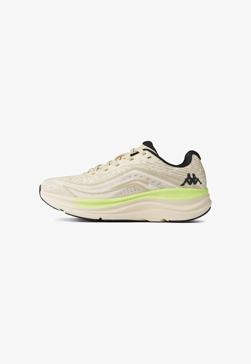 Baskets de sport beiges avec une semelle intermédiaire vert clair, une doublure intérieure noire et un logo de la marque noir sur le talon, vues de côté sur fond blanc.