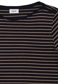 T-shirt rayé en bleu marine et beige, fabriqué à partir d'un tissu doux, avec un col rond et des manches courtes. Étiquette de la marque "CECIL" au col.