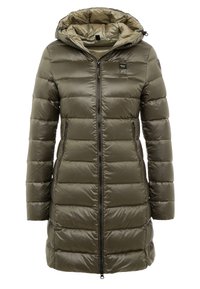 Zielona oliwkowa kurtka ocieplana z zamkiem z przodu, kapturem i pikowanym wzorem; posiada boczne kieszenie oraz błyszczącą, gładką teksturę.