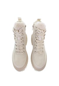 Stivaletti beige alla caviglia con colletto in finta pelliccia, design con lacci e finitura in suede testurizzato, dotati di una cerniera laterale per una facile vestibilità.