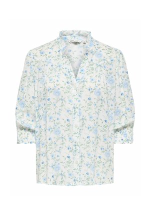 Blouse blanche à imprimé floral bleu clair, manches 3/4, col volanté et fermeture boutonnée devant.
