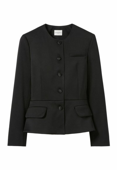 Chaqueta negra a medida con cuello redondo, botones frontales y dos bolsillos delanteros, adecuada para atuendos formales o profesionales.
