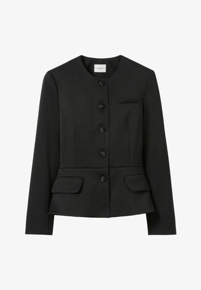 Giacca nera su misura con collo rotondo, bottoni frontali e due tasche frontali, adatta per abbigliamento formale o professionale.