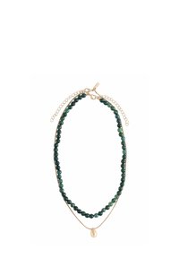 Mehrlagige Halskette mit dunkelgrünen facettierten Perlen und einer dünnen Goldkette mit unregelmäßigem Goldanhänger, beide mit Goldverschluss und Verlängerungsketten.