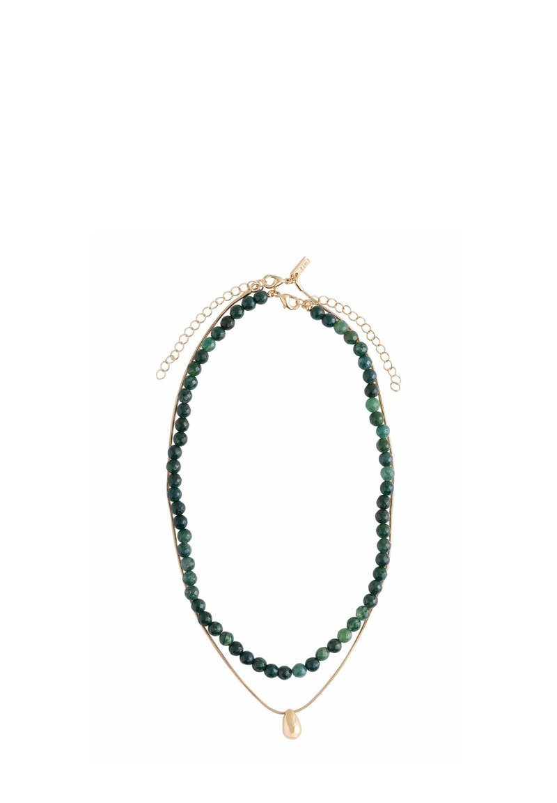 Mehrlagige Halskette mit dunkelgrünen facettierten Perlen und einer dünnen Goldkette mit unregelmäßigem Goldanhänger, beide mit Goldverschluss und Verlängerungsketten.