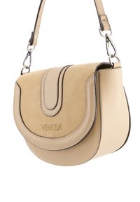 Beige veganleder Umhängetasche mit einem Wildlederklappverschluss und geschwungenem Design, ausgestattet mit kontrastierenden Nähten und einem silberfarbigen Hardware-Verschluss.