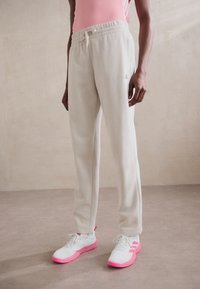 adidas Sportswear ESSENTIALS SMALL LOGO FEEL COZY OPEN HEM PANT - Παντελόνι φόρμας - alumina