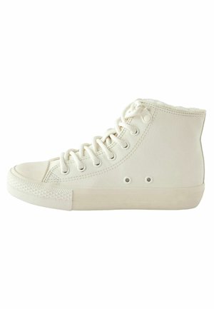 Białe sneakersy typu high-top wykonane z gładkiej skóry, z teksturowaną gumową podeszwą, z okrągłymi oczkami i sznurowadłami do zapięcia.