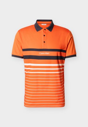 Ryškiai oranžinė polo marškinėliai su juodu apykakle, juodai baltomis horizontalios juostelėmis ir „Calvin Klein“ logotipu krūtinės centre.