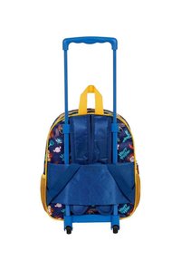 Mochila con diseño azul y amarillo, que presenta un patrón de Harry Potter. Incluye un mango retráctil y ruedas para facilitar su movilidad.