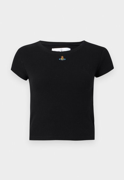 Μαύρο cropped κοντομάνικο ριπ μπλουζάκι με στρογγυλή λαιμόκοψη και ένα μικρό πολύχρωμο λογότυπο πλανήτη στο κέντρο μπροστά.