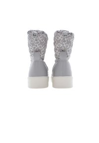 Szare wodoodporne botki z wzorzystą tkaniną na cholewce i solidnymi gumowymi podeszwami. Posiadają elastyczne zapięcia oraz wyściełane góry dla wygody.