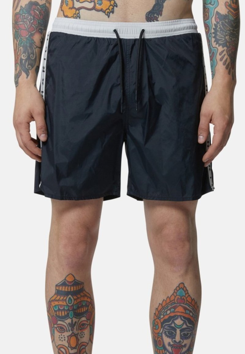 Costumi da bagno navy realizzati in un materiale leggero e testurizzato, con vita elasticizzata, chiusura con cordoncino e dettagli laterali bianchi a contrasto.