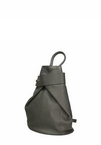 Šedá kožená taška s unikátním složeným designem, vybavená jedním uchodem a dekorativním stříbrným zapínáním. Měkký, texturovaný povrch.