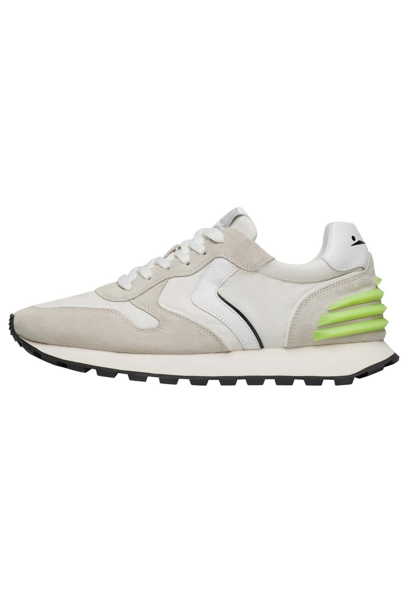 Sneaker in suede beige e pelle bianca con accenti neri e verde neon, presenta un design classico con lacci e suola testurizzata.