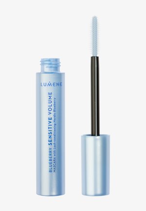 Tube ouverte bleu clair de mascara Lumene Blueberry Sensitive Volume avec une baguette noire et une brosse à poils blancs.