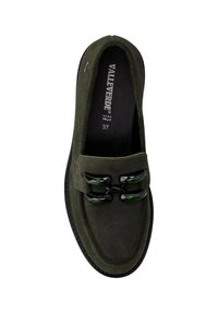 Mocassino in suede verde scuro con catene decorative nere e verdi, suola nera e marchio "VALLEVERDE" all'interno.