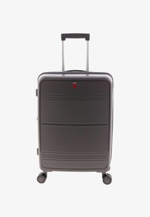 Hartschalenkoffer in Dunkelgrau mit horizontalen Rillen, einem ausziehbaren Griff und vier Rädern. Verfügt über ein kleines Logo und einen gemusterten Boden.