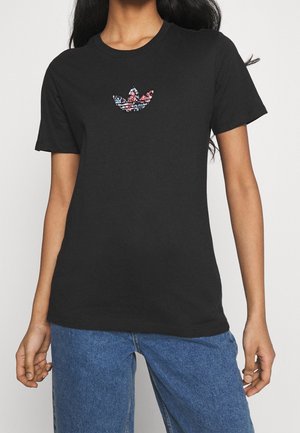 Czarny bawełniany t-shirt z kolorowym, kwiatowym logo Adidas wyszywanym na piersi. Krótkie rękawy i okrągły dekolt. Luźny krój.