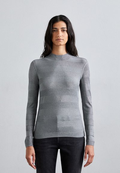 Długi rękaw t-shirt wykonany z metalicznego szarego materiału, z wysokim dekoltem i poziomym wzorem pasków na torsie i rękawach.