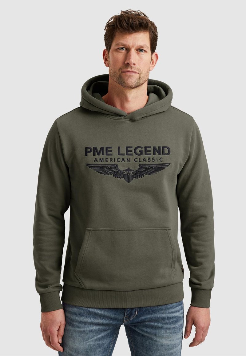 Oliwkowa bluza z kapturem z miękkiego materiału, z przednią kieszenią typu kangur. Posiada haftowane logo "PME LEGEND" oraz design skrzydeł w kolorze granatowym.