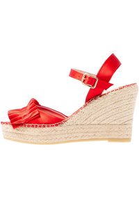 Sandalias rojas de cuña con una base de yute tejido, un acento de tela plisada en la parte del dedo y una correa ajustable en el tobillo con una hebilla metálica.