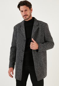 Klasický kabát - mottled black