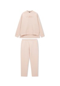 Completo felpa e pantaloni rosa chiaro, realizzato in tessuto morbido. La felpa presenta un girocollo e fessure laterali; i pantaloni hanno tasche laterali e dettagli con logo.