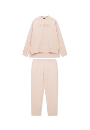 Completo felpa e pantaloni rosa chiaro, realizzato in tessuto morbido. La felpa presenta un girocollo e fessure laterali; i pantaloni hanno tasche laterali e dettagli con logo.